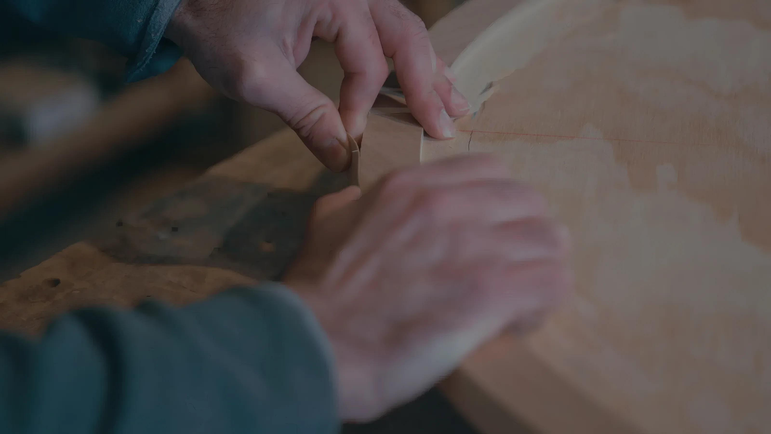Manos de ebanista trabajando una pieza en el atelier de Alegory